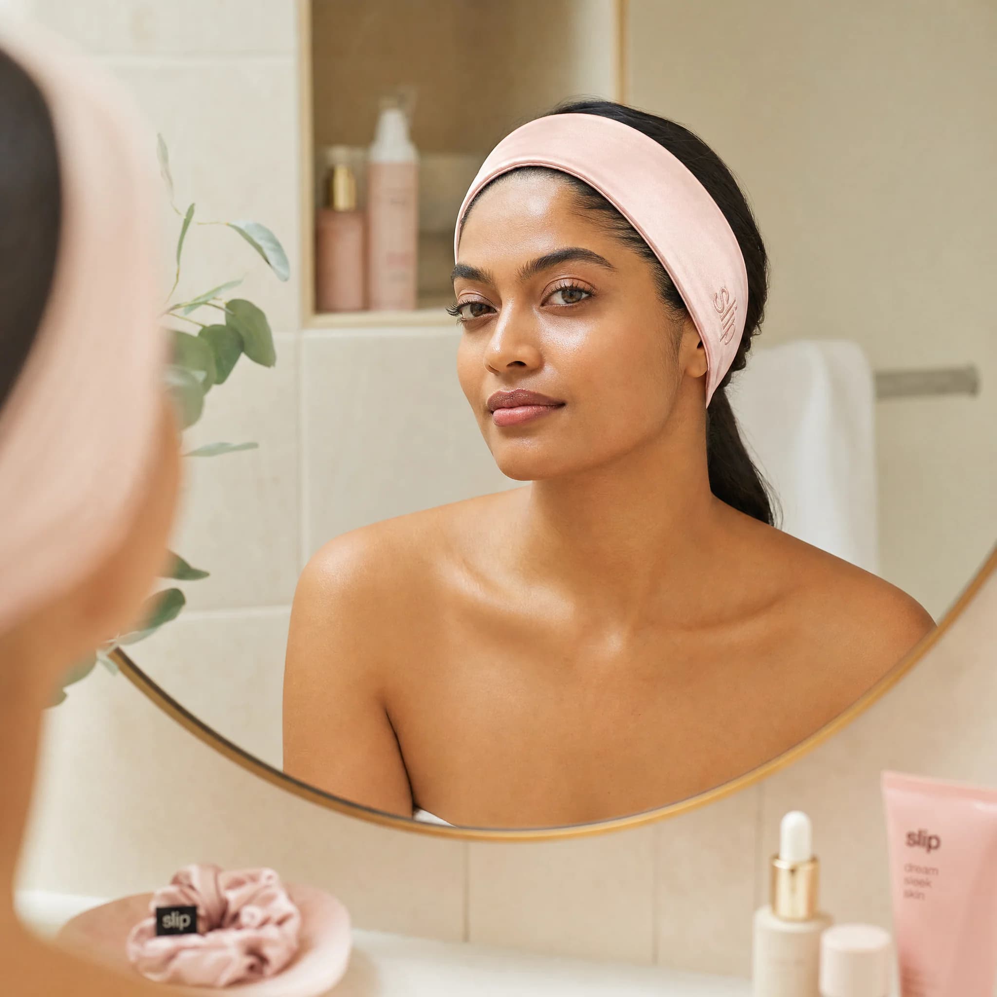 Bandeau en soie rose presente pour une vue detail produit